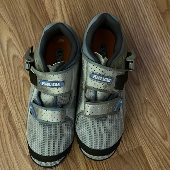 Pearl iZUMi cleats for cycling, no hardware included. Size 6.5 used a few times. - Picture 1 of 4